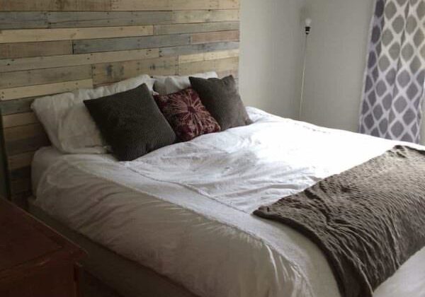 1001pallets.com-white-washed-pallet-headboard
